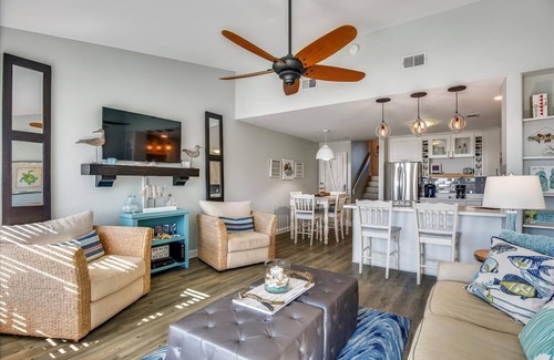 East End House | THIS ONE bedroom, one bath townhome is perfectly located and has been completely renovated.