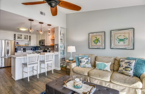 East End House | THIS ONE bedroom, one bath townhome is perfectly located and has been completely renovated.