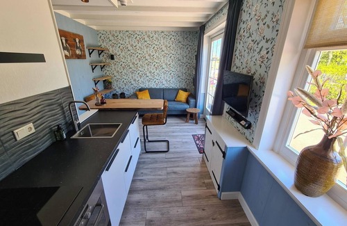 Oudeslius House | This pet-friendly vacation apartment offers luxury and comfort with two bathrooms, a private terrace and plenty of space. Start your day with fresh rolls and luxury coffee and enjoy the Kop van Noord-Holland.