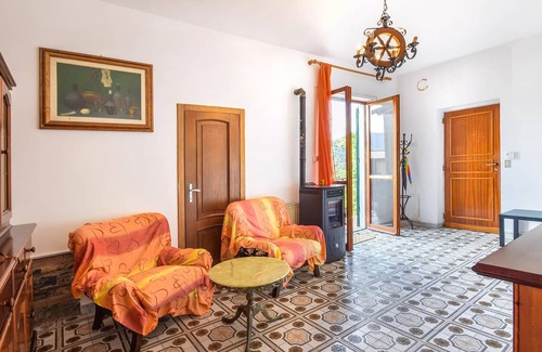 Vescina House | This practical apartment welcomes you in Vescina.