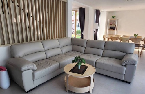 Na Kluea Villa | This premium villa, situated just 200 meters from the coast and convenience.n