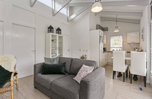 Ouddorp House | This romantic holiday home is located in the middle part of the quiet and green park Toekomst in the middle of the Kop van Goeree