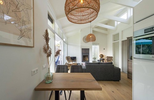 Ouddorp House | This romantic holiday home is located in the middle part of the quiet and green park Toekomst in the middle of the Kop van Goeree