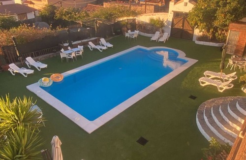 Vilaflor Apartment | This room is a bunk room with two single bunk beds. The bathroom and showers are shared with the two other bunk rooms . The room has a great view of the village square.