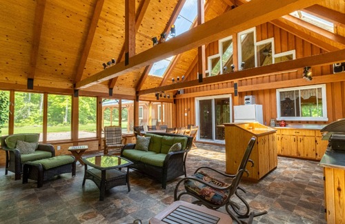 Saint-Raymond Ski Chalet | This rustic chalet has 3 bedrooms and can accommodate up to 8 people.
