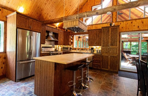 Saint-Raymond Ski Chalet | This rustic chalet has 3 bedrooms and can accommodate up to 8 people.
