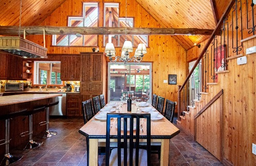 Saint-Raymond Ski Chalet | This rustic chalet has 3 bedrooms and can accommodate up to 8 people.