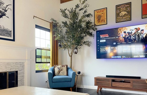 Santa Clarita House | This rustic midcentury home is located just outside the LA crime zone.