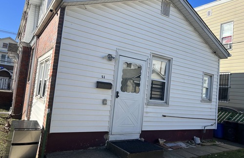 Irvington House | This's private room in Irvington 8 to 10 minutes to Newark air port