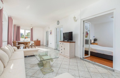 Vinkuran Apartment | This simple vacation apartment consists of two accommodation units, each with its own entrance.
