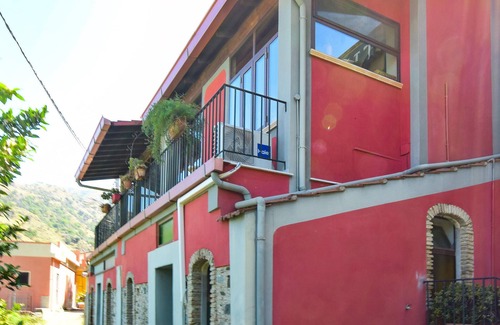 Motta San Giovanni House | This spacious and bright apartment with sea view is furnished in original Italian style.