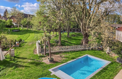 Maubeuge House | This spacious and attractive vacation home is set on a huge plot with a small stream in the garden.