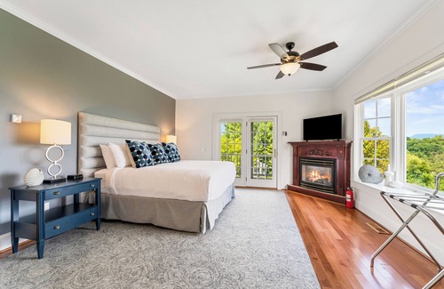 Lexington Bed & Breakfast | This spacious cottage is located in a private building with its own entrance a few steps from the Main Inn. Features include a private balcony, bedroom with a king-size bed, gas fireplaces, private bathroom with double whirlpool tub and separate show