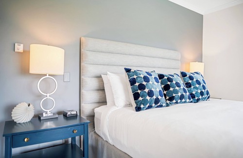 Lexington Bed & Breakfast | This spacious cottage is located in a private building with its own entrance a few steps from the Main Inn. Features include a private balcony, bedroom with a king-size bed, gas fireplaces, private bathroom with double whirlpool tub and separate show