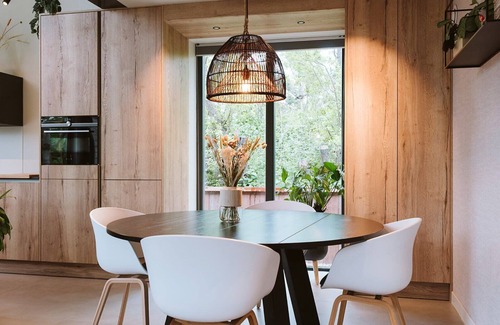 Ouddorp House | This stylish and luxurious holiday home near the sea is perfect for families and all seasons. With a spacious garden and modern kitchen, you’ll enjoy peace, comfort, and quality time together.