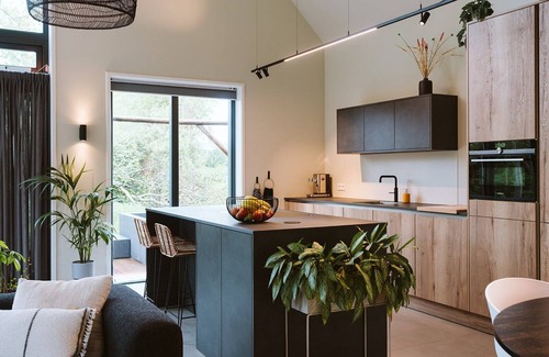 Ouddorp House | This stylish and luxurious holiday home near the sea is perfect for families and all seasons. With a spacious garden and modern kitchen, you’ll enjoy peace, comfort, and quality time together.