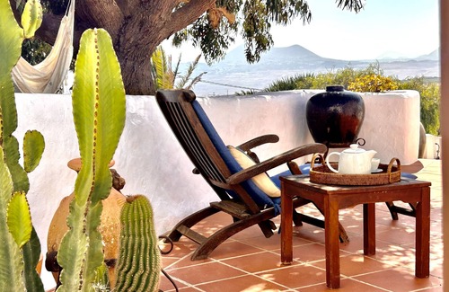 Teguise Cottage | This sun-filled studio is sure to delight!