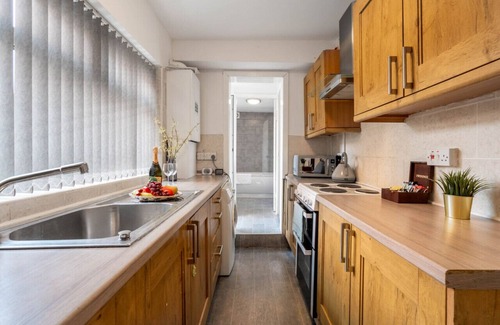 Smethwick House | This terraced house comes with 3 bedrooms, free on-street parking & garden.