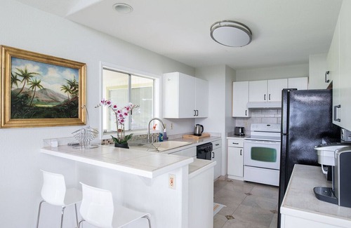 Pepeekeo House | This Tropical Bungalow features Air Conditioning and Tempurpedic King Bed