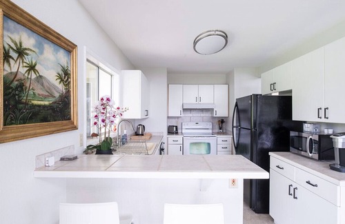 Pepeekeo House | This Tropical Bungalow features Air Conditioning and Tempurpedic King Bed
