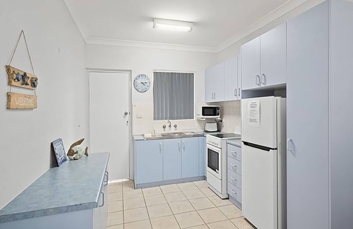 Sawtell Apartment | This two bedroom ground floor unit is conveniently located opposite Sawtell's Main Beach