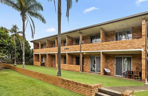 Sawtell Apartment | This two bedroom ground floor unit is conveniently located opposite Sawtell's Main Beach