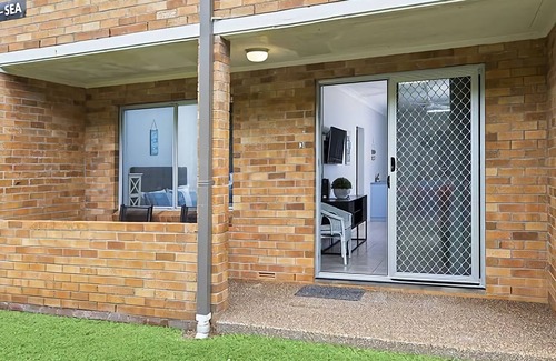 Sawtell Apartment | This two bedroom ground floor unit is conveniently located opposite Sawtell's Main Beach