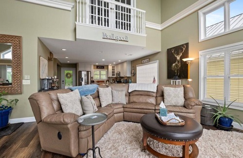 La Follette Villa | This villa is a 5 bedroom(s), 4.5 bathrooms, located in LaFollette, TN.