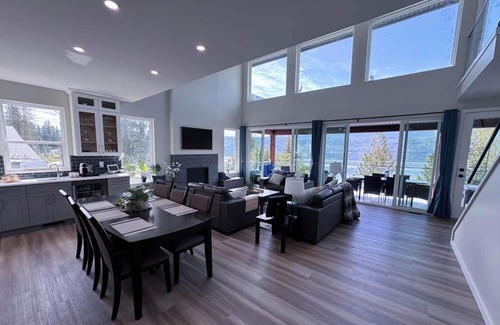 Anglemont House | Thistle Dew Lake House with Private Beach & Buoy! Shuswap Lake