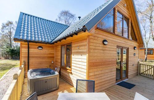 East Lewiston House | Thistle Lodge 21 with Hot Tub