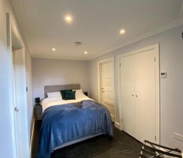 Hemel Hempstead Apartment | Thistle Lodge - Quiet Garden lodge with off road parking