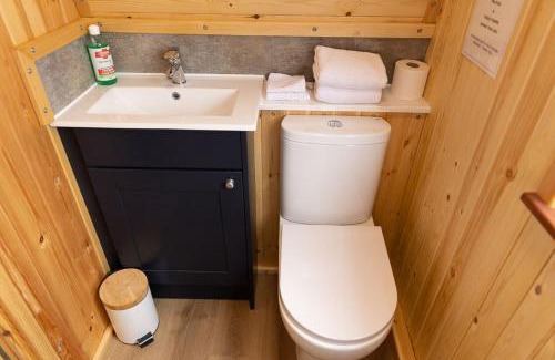 Galston Cabin | Thistle Pod Farm Stay with Hottub Sleeps 2