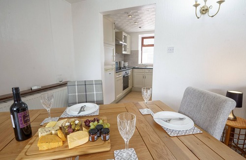Thornhill Apartment | Thomas Carlyle Cottage - a cottage that sleeps 4 guests in 2 bedrooms