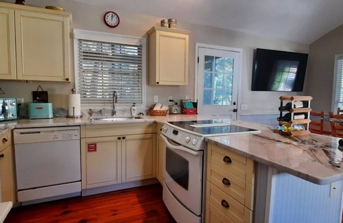 Steinhatchee Cottage | Thomas' Store- Remodeled in Oct 2021, pet friendly