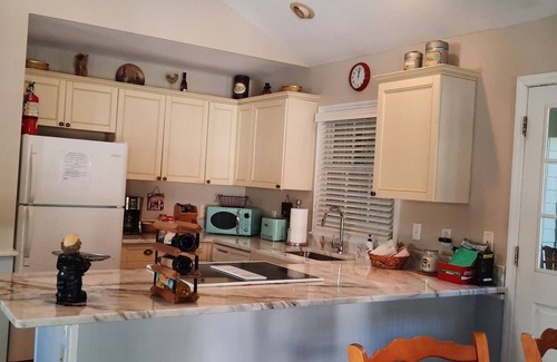 Steinhatchee Cottage | Thomas' Store- Remodeled in Oct 2021, pet friendly