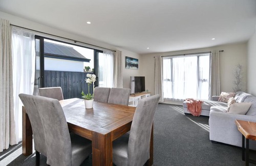 Spreydon House | Thomas Townhouse - Christchurch Holiday Homes