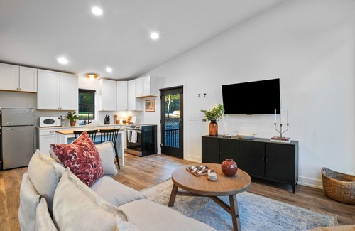 Laurelville Cabin | Thompson Oasis | Modern Couples Cabin