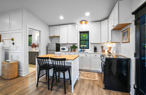 Laurelville Cabin | Thompson Oasis | Modern Couples Cabin