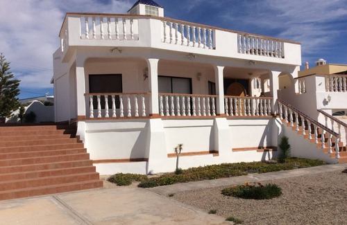 Las Conchas House | Thompson Vacation Home, 1minute walk to the beach, dog friendly