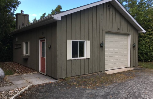 Thornbury House | Thornbury 3 Bdrm home, 2 garages Short/Long Term