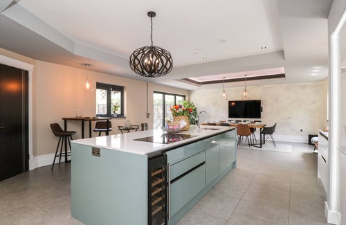 Guarlford Cottage | THORNBURY, family friendly, with hot tub in Barnard's Green, Malvern