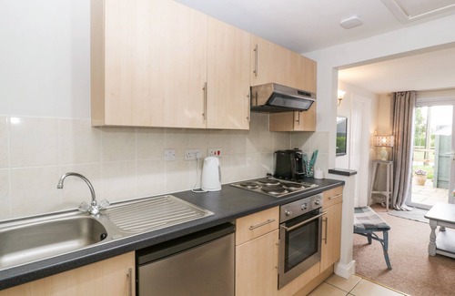 Muchelney Cottage | THORNHILLS COTTAGE, with hot tub in Middlezoy