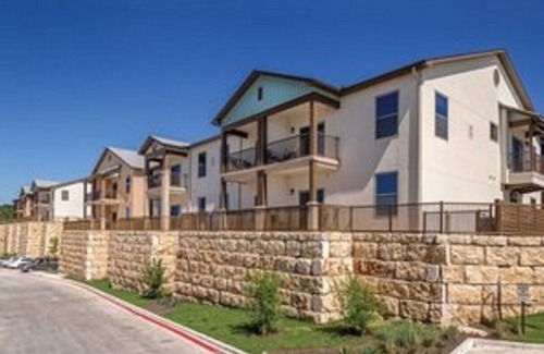 Marble Falls Condo | Thoughtful 1BD condo w/resort amenities on banks of Lake Marble Falls