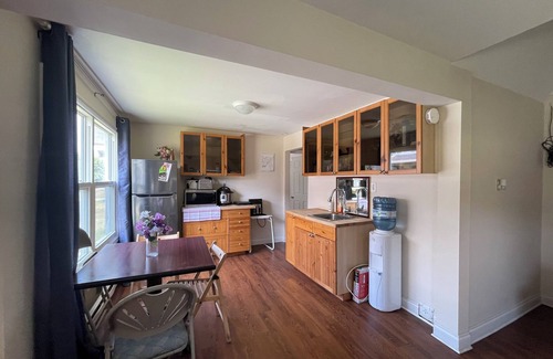 Seeleys Bay Cottage | Thousand Island Kingston Cozy Two Bedroom Cottage + DINNER & BREAKFAST(EXTRA)