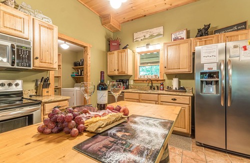 Sautee Nacoochee Cabin | Three Bears Cabin, Private Mountain Getaway, Seasonal Mountain View, Hot Tub