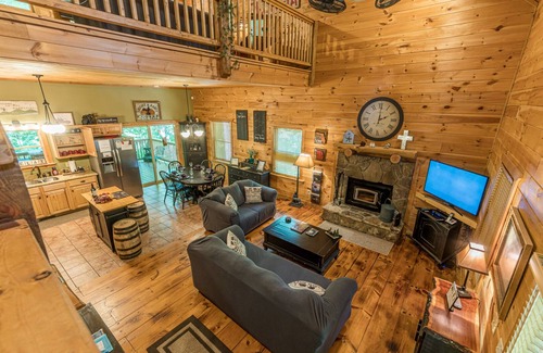 Sautee Nacoochee Cabin | Three Bears Cabin, Private Mountain Getaway, Seasonal Mountain View, Hot Tub
