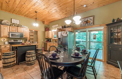 Sautee Nacoochee Cabin | Three Bears Cabin, Private Mountain Getaway, Seasonal Mountain View, Hot Tub