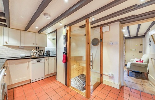 Longborough Cottage | Three bed Cotswold holiday cottage near Stow-on-the-Wold - Spa Changing Rooms