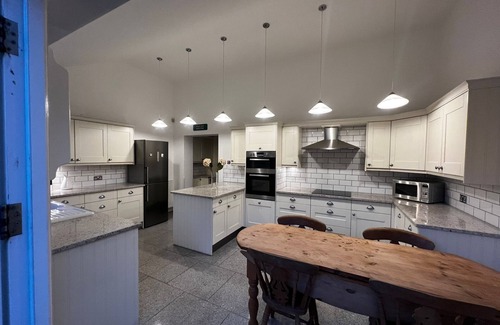 Christchurch House | Three Bed House- Private outdoor hot tub. Close to new forest and beach.