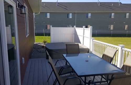Bozeman Condo | THREE BEDROOM, 2.5 BATH, HOT TUB, GARAGE, W/D, WiFi, CENTRAL AC.